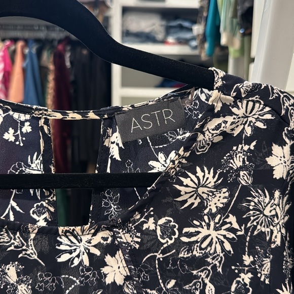 Astr Floral Flowy Blouse - Picture 2 of 4